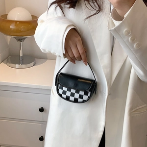 Mini sacoche à damier élégante pour femmes présentée dans une pose moderne tenue à la main