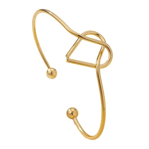 Bracelet jonc ouvert doré réglable avec motif cœur et embouts boules sur fond blanc