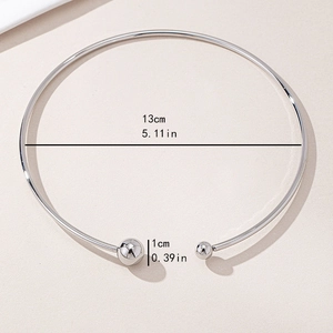 Minimalistischer silberner Halsreif mit asymmetrischen Perlen und 13 cm Durchmesser