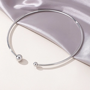 Minimalistisches silbernes Choker-Halsband mit asymmetrischen Perlen in stilisierter Ansicht
