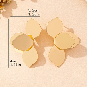 Boucles d'oreilles pétales dorés polis au design plié superposé et fini métallique