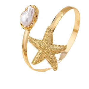 Bracelet de bras doré motif étoile de mer et perle baroque sur bandeau poli