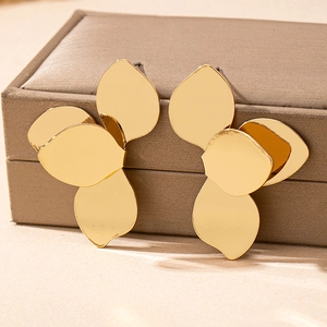 Boucles d'oreilles pétales en métal doré poli présentées sur un coffret à bijoux de luxe