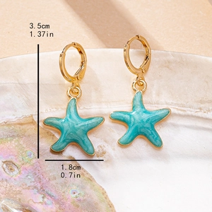 Orecchini a cerchio con stella marina dorata e smalto blu oceano scintillante per estate