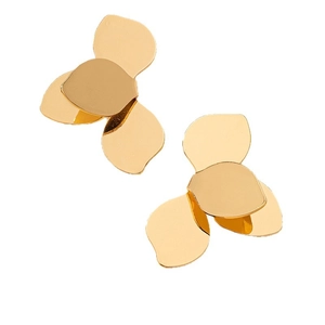 Boucles d'oreilles pétales dorées avec un design floral minimaliste à trois couches