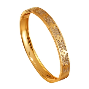 Gold-plated four-leaf clover bangle with sparkling zircon pavé in a modern luxury design