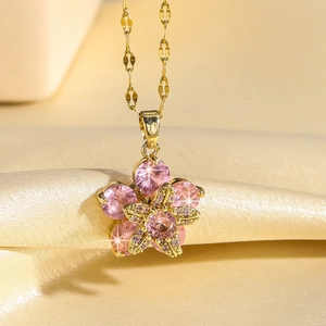Collier élégant avec pendentif fleur rotative et cristaux de zircon rose dorés