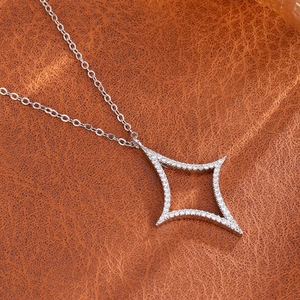 Elegante Halskette mit Sternanhänger und Diamantbesatz auf Lederhintergrund