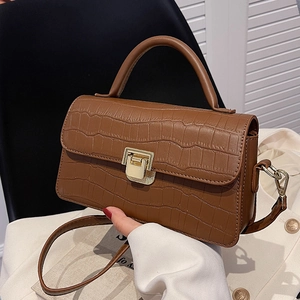 Borsa a mano classica marrone stampa coccodrillo con chiusura dorata e tracolla