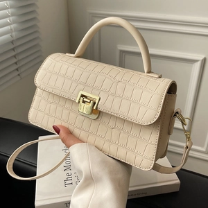 Elegante borsa a mano crema motivo coccodrillo con chiusura dorata e manico raffinato