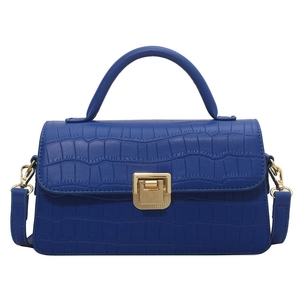 Borsa a mano blu scuro texture coccodrillo con fibbia dorata e tracolla rimovibile