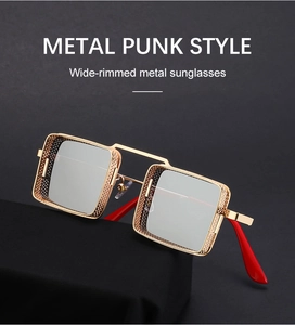 Vue détaillée des lunettes de soleil punk avec monture dorée et détails ajourés