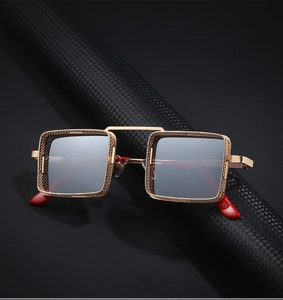 Vue détaillée du maillage latéral en métal steampunk et des embouts rouges sur les lunettes