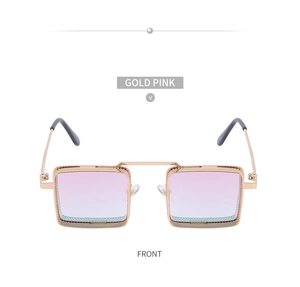 Vue de face de lunettes de soleil steampunk avec monture dorée ajourée et verres dégradés