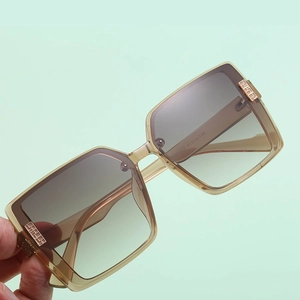 Fashionable oversized polarized sunglasses for women with amber frames and gradient lenses