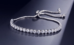 Dettaglio macro del bracciale tennis argento con cristalli da 4mm e chiusura regolabile