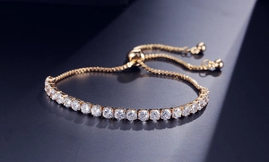 Dettaglio macro del bracciale tennis dorato regolabile con cristalli da 4mm