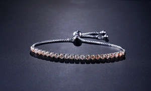 Dettaglio del bracciale tennis con zirconi champagne e chiusura a cursore regolabile