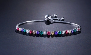 Dettaglio di un bracciale tennis regolabile in argento con cristalli tondi multicolore su nero
