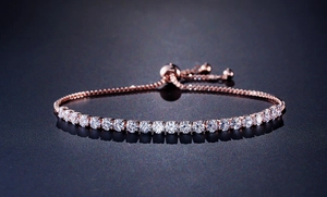 Dettaglio macro del bracciale bolo tennis oro rosa con cristalli tondi brillanti