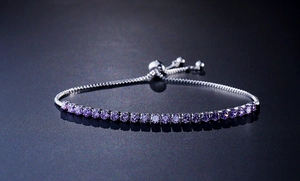 Dettaglio del bracciale regolabile con zirconi viola da 4mm e chiusura a scorrimento