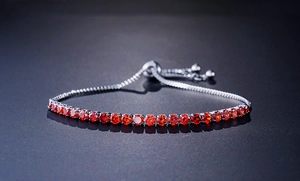 Vista macro del bracciale regolabile con pietre preziose rosse con taglio rotondo