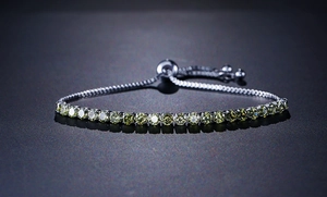 Dettaglio del bracciale tennis regolabile in argento con cristalli verdi da 4 mm