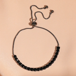 Bracciale regolabile in nichel nero con cristalli neri rotondi e chiusura a scorrimento sicura