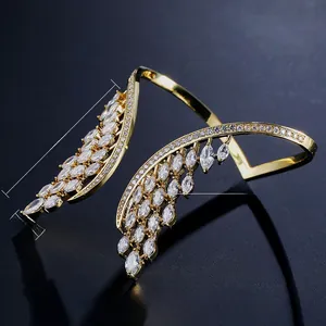 Vue détaillée du bracelet de paume ailes d'ange doré serti de zircons AAA