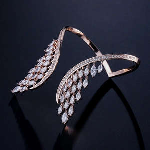 Détail d'une bague aile en or rose sertie de zircons cubiques marquise et ronds
