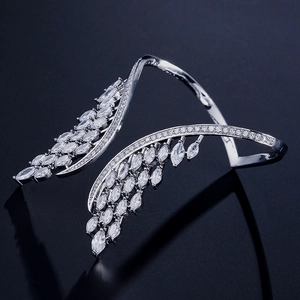 Vue rapprochée de la bague ailes d'ange en argent ornée de zircons sur fond bleu sombre