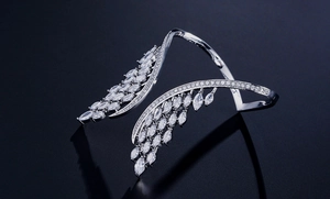 Gros plan d'une bague ailes d'ange en argent ornée de zircons marquises et ronds étincelants