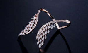 Détail du bracelet ouvert ailes de plumes or rose avec pierres blanches marquises