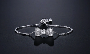 Detail des verstellbaren Schleifenarmbands aus Silber mit Zirkonia auf schwarzem Spiegel
