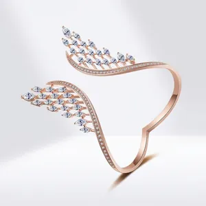 Bague ailes en or rose élégante sertie de zircons marquise sur un fond blanc pur