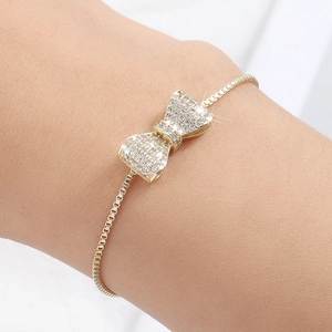 Eleganter goldener Schleifen-Armreif mit Zirkonia und verstellbarem Verschluss für Damen