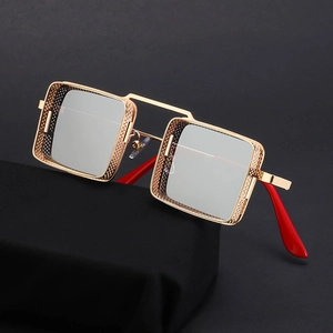 Lunettes de soleil steampunk dorées avec coques latérales et embouts de branches rouges