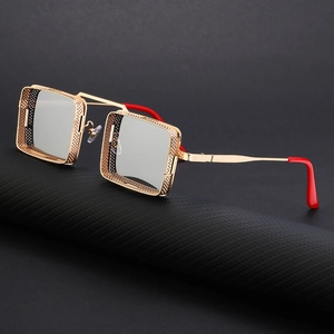 Lunettes de soleil steampunk dorées avec monture carrée ajourée et embouts de branches rouges