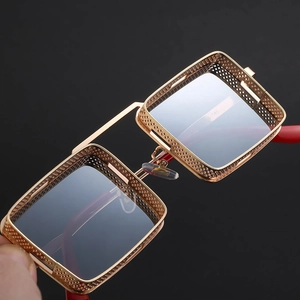 Lunettes de soleil steampunk carrées en métal doré avec branches rouges et verres gris