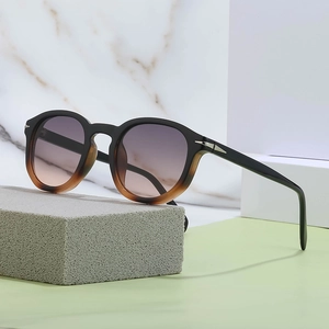 Retro round polarized sunglasses with two-tone tortoiseshell frame and gradient lenses