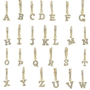 Goldene Ohrringe mit 26 Alphabet-Buchstaben und eingelegten Zirkonia-Steinen