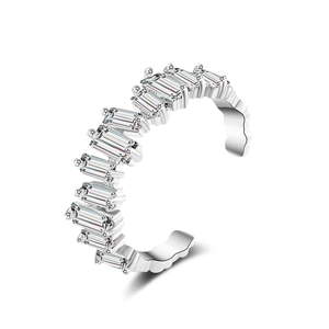 Anello aperto in argento con zirconi a taglio baguette e montatura a griffe