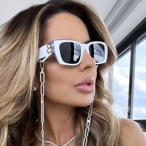 Lunettes de soleil carrées blanches à la mode avec logo B et grosse chaîne argentée