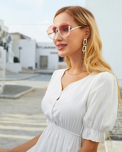 Details von runden Strass-Sonnenbrillen mit Verlaufsgläsern und eleganter Kette