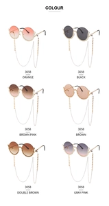 Detailansicht der runden Halbrand-Sonnenbrille mit Perlenbesatz und Sternanhänger-Ketten