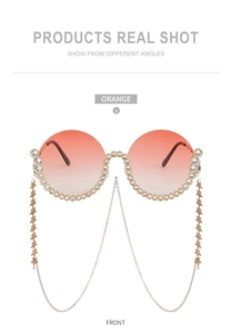 Detail einer runden Sonnenbrille mit orangefarbenem Verlauf und Sternen-Metallketten