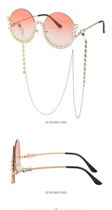 Detailansicht der Sonnenbrille mit Strassrahmen, rosa Verlauf und Sternen-Kette