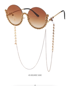 Details von runden Verlaufs-Sonnenbrillen mit Bernstein-Strass und goldener Sternenkette