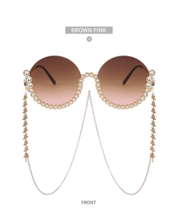 Detailansicht der runden Sonnenbrille in Braun-Rosa mit Strass und Sternenkette vorne