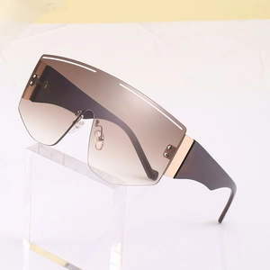 Lunettes de soleil shield oversize avec verres dégradés marron et détails dorés